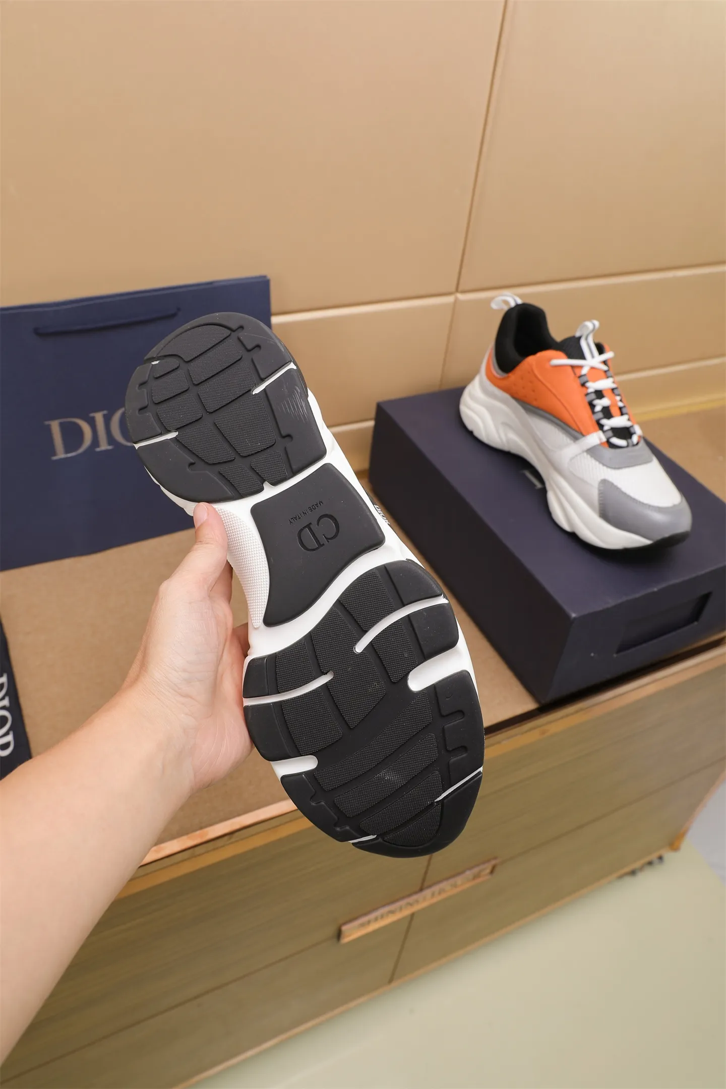 Factory price: 460💰Dior’s top version of D’s b22 men’s sports shoes. Inspired by retro running styles, the chunky low-top silhouette features gray calf leather and blue and white mesh fabric uppers, atop a black, white and blue engraved rubber sole. Nylon ribbon accents the blue mesh tongue and heel counter, and a "dio~" logo appears on the side. Pair it with a suit for a striking contrast and add a sportswear-chic edge to your look. The thick sole can be about 4cm~ Size: 38-45, [46, 47 customized]